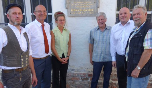 Über das gelungene Werk freuen sich: Steinmetz Christian Többen, Peter Boschheidgen, Museumsleiterin Diana Finkele, Horst Grundmann, Frank Heinrich, Dr. Wilfried Scholten Über das gelungene Werk freuen sich: Steinmetz Christian Többen, Peter Boschheidgen, Museumsleiterin Diana Finkele, Horst Grundmann, Frank Heinrich, Dr. Wilfried Scholten